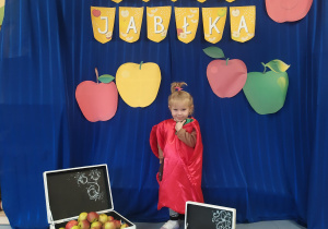 Michalina w stroju jabłka